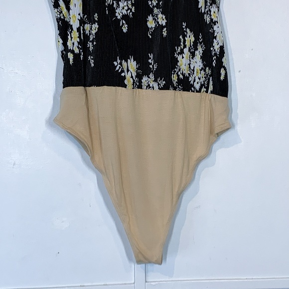 WAYF V-Neck Surplice Ribbed Cami Tank Blouse Bodysuit in Black Daisy Floral - Picture 8 of 12